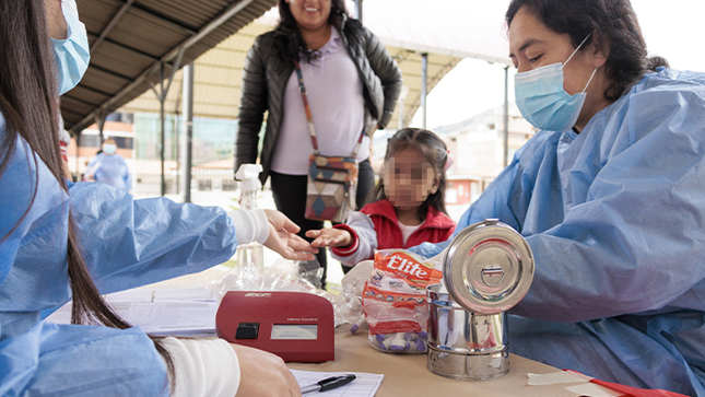 Imagen de el dosaje a alumnos de la I.E. N° 100 de Huamachuco donde los sanitrios les sacan las pruebas a los niños y niñas.