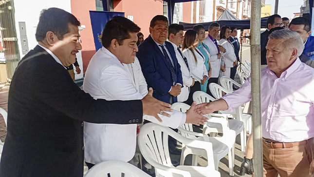 Imagen del acto con autoridades regionales  y provinciales juntamente con todo el personal sanitario.