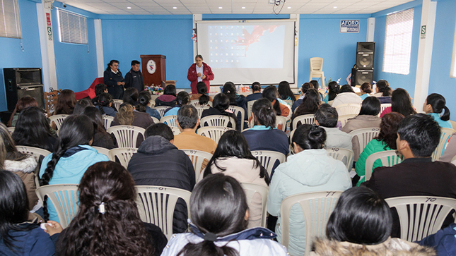 Imagen de la capacitación al personal asistencial en auditorio.