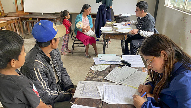 Imagen de las atenciones médicas a la poblacióncon el personal de salud